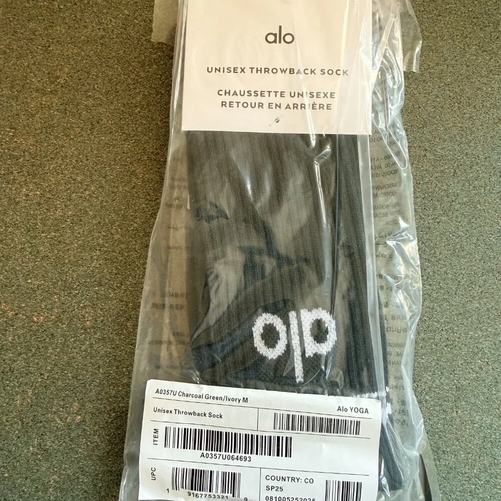ALO Yoga‎ Unisex Throwback Socks in Charcoal Green/Ivory - NEW